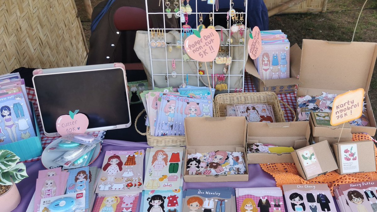RasyidHarry's tweet photo. Dari tanggal 10-18 Oktober saya &amp; ibu negara @rorodinar buka stand paper doll di FKY 2024 

Monggo berkunjung kalau berkenan 🙏 https://t.co/0uCdTLXBG6