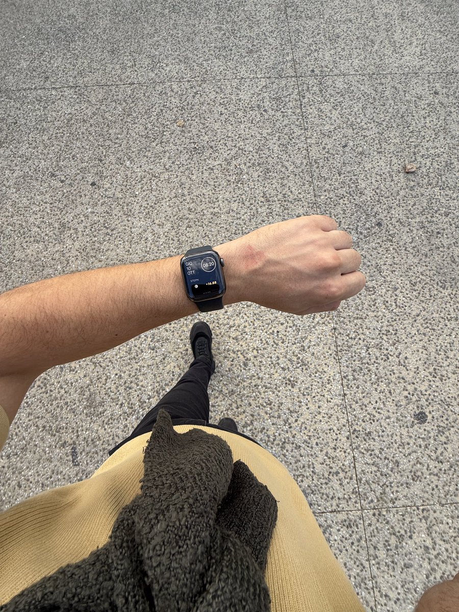 Enzus93's tweet image. GM from a real #stepner in a new city 🌆 
And gm also from my newest common ready to burn 🔥 🤙
#STEPNGO #stepn