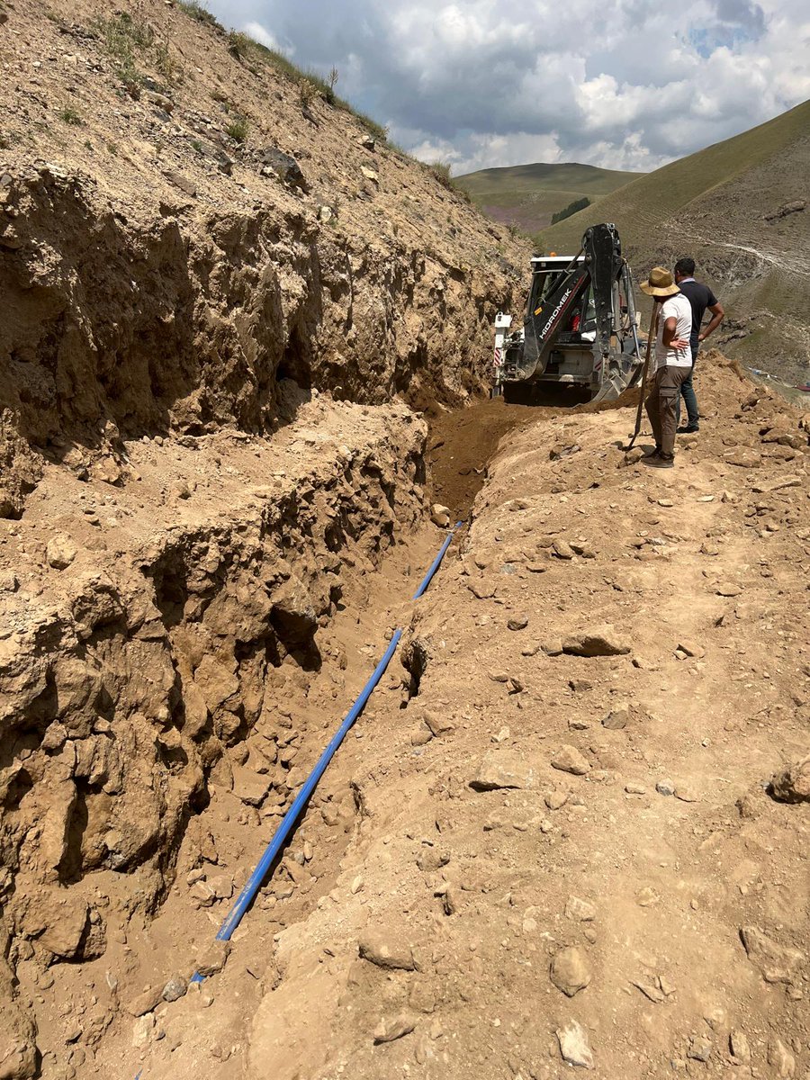 Agriozelidare's tweet image. Köylerimizin su sorunlarını birer birer çözüyoruz. 👍 

📍#Hamur ilçemize bağlı #Erdoğan köyü yeni ek içme suyu hattı yapım işini tamamladık. 🚰 🚧

Köyümüze hayırlı olsun.