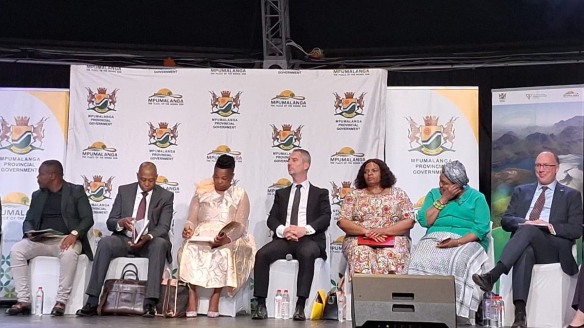 FrenchEmbassyZA's tweet image. French Ambassador @david_martinon went to Mpumalanga to discuss just green transition and present tangible results of the ongoing partnership to Mpumalanga government, including the field of employment and skills development🌱🤝

#JustEnergyTransition @Mandla_Ndl @mpumalangagreen