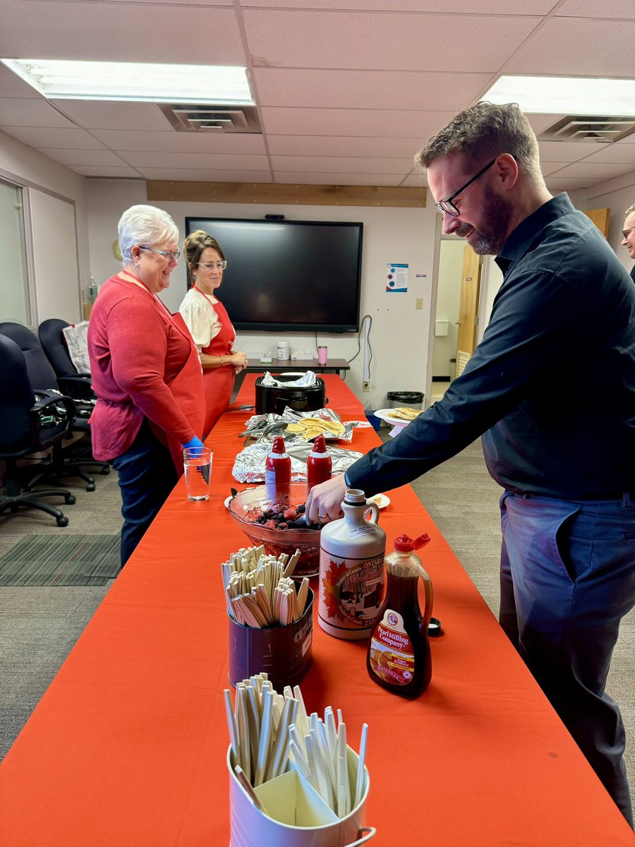 alcdsb's tweet image. Our Annual United Way Campaign Pancake Breakfast has commenced! A perfect way to start a chilly day. Thanks to our senior team for an early start and for United Way KFL&amp;amp;A for serving pancakes! @unitedwaykfla @unitedwayhpe