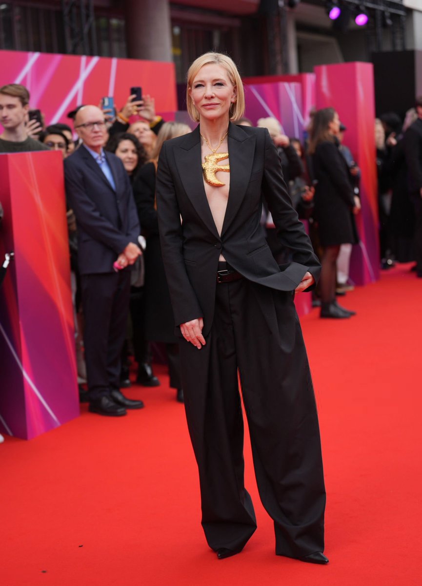 bbblanchett's tweet photo. CATE BLANCHETT'S NECKLACE https://t.co/c92ZtFHtjD