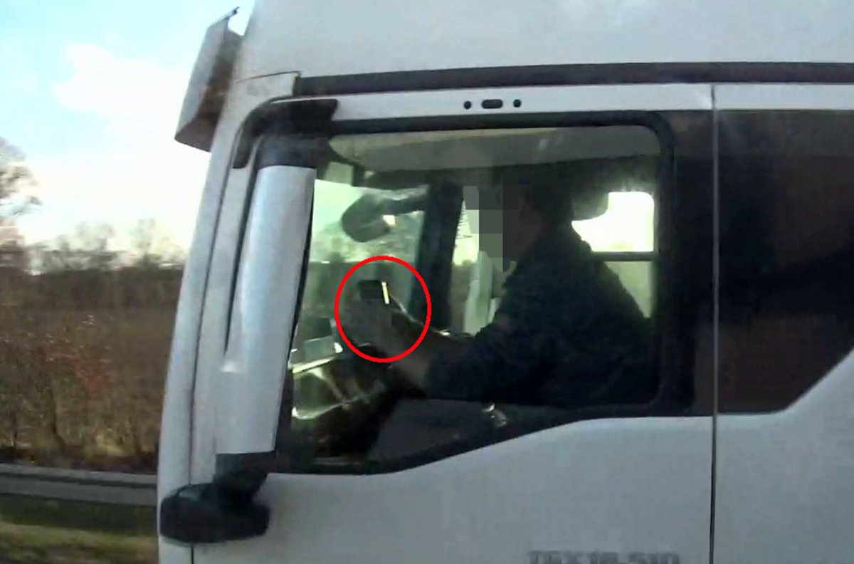 SH_Polizei's tweet image. Die #Handy​nutzung am Steuer stellt immer noch eine der #Hauptunfallursache​n dar. Aus diesem Grund werden in dieser Woche, vorallem am heutigen Schwerpunkttag, in ganz #SchleswigHolstein vermehrt Kontrollen gegen diese Handyverstöße durchgeführt.