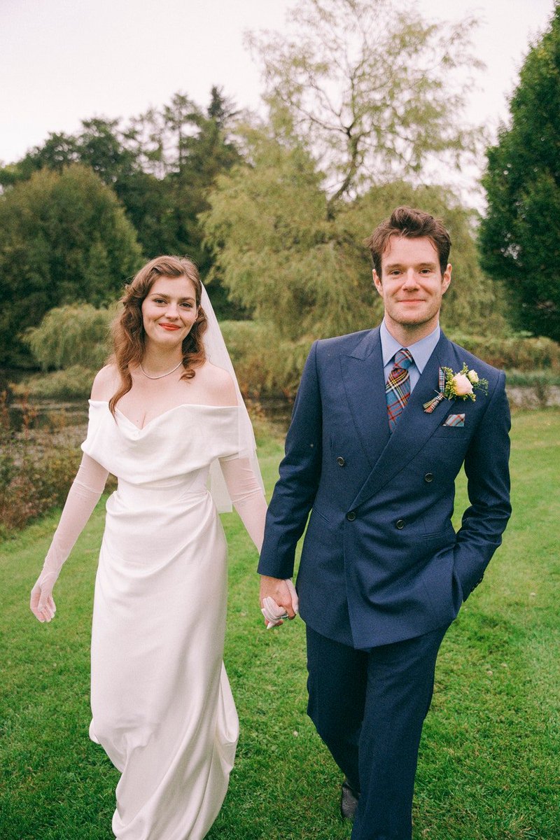 BritishVogue's tweet image. Inside Amber Anderson and 'Sex Education' star Connor Swindells’s quintessentially Scottish Highlands wedding: britishvogue.visitlink.me/9aTVoo