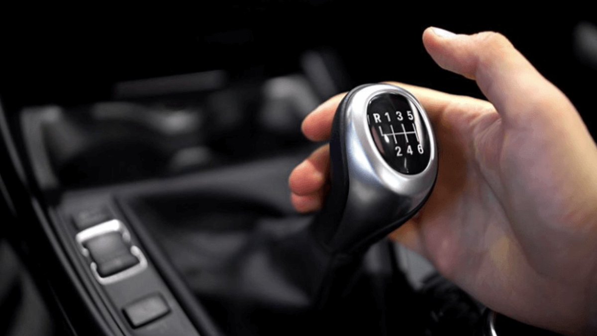 Att laga växellådan eller byta ut den kostar flera tiotusentals kronor. Lyckligtvis finns det vissa tidiga symptom som kan hjälpa dig att förhindra ett sådant scenario. I den här artikeln tar vi upp nio vanliga problem. trodo.se/blog/9-symptom…