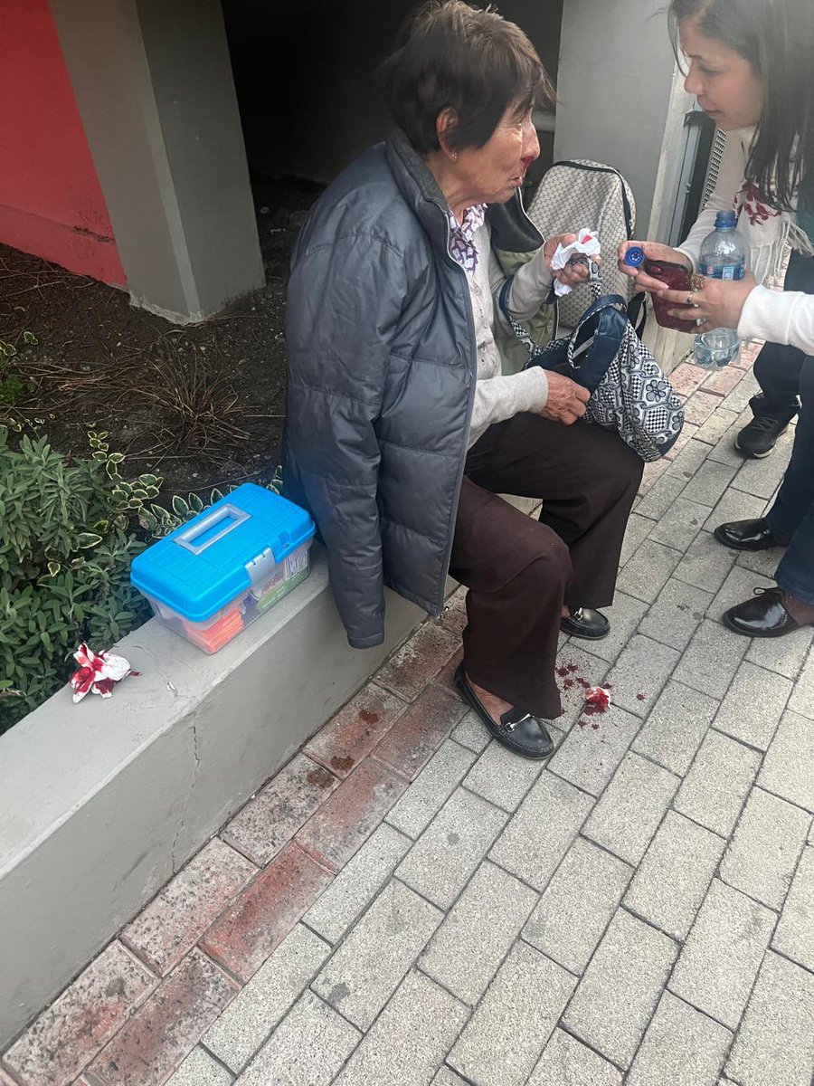 areyes316's tweet photo. La terquedad de @ivanariasduran en imponer una ciclovía en medio de colegios, negocios y autos, deja sin espacio de circulación a la gente. Ayer Una abuelita recogiendo a su nieto tropezó en los separadores de concreto de la ciclovía y cayó, lastimándose la nariz!
#ariasincapaz https://t.co/erK4kwRm3p