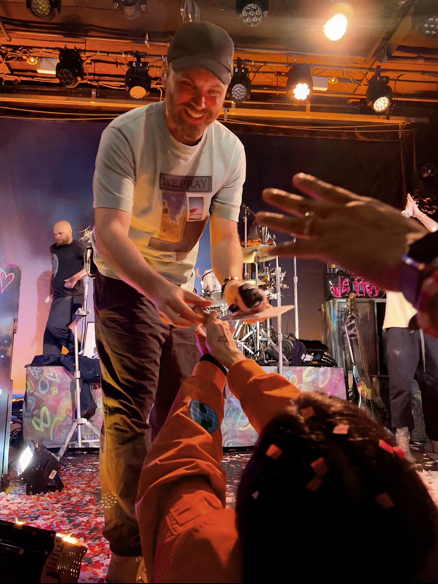 sissyc87's tweet image. Yes!! It happened!! Jonny and I exchanging gifts at the end of the show. 😍🧡🧡🧡Jonnyto is now with real Jonny. 🤭🥰😍 

...thank you J for being the sweetest man in the world, making me so happy ❤️

@coldplay 

⬇️ more below

📸: @fran_andress @97Sosa @Janniebee73
