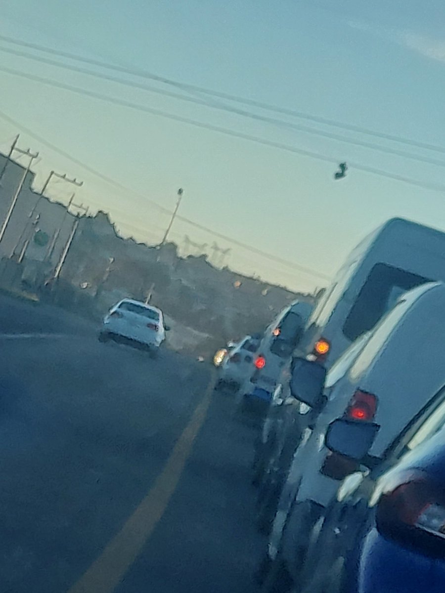 ANDREASM80's tweet photo. @carlosmartinh @JCarlos_Valerio @laredcincoradio este es el mega tráfico q se hace por unos topes mal hechos en la federal a Tlaxcala altura de John Deere y hechos por quien sabe quien menos la autoridad https://t.co/D6a18Jp6ZH