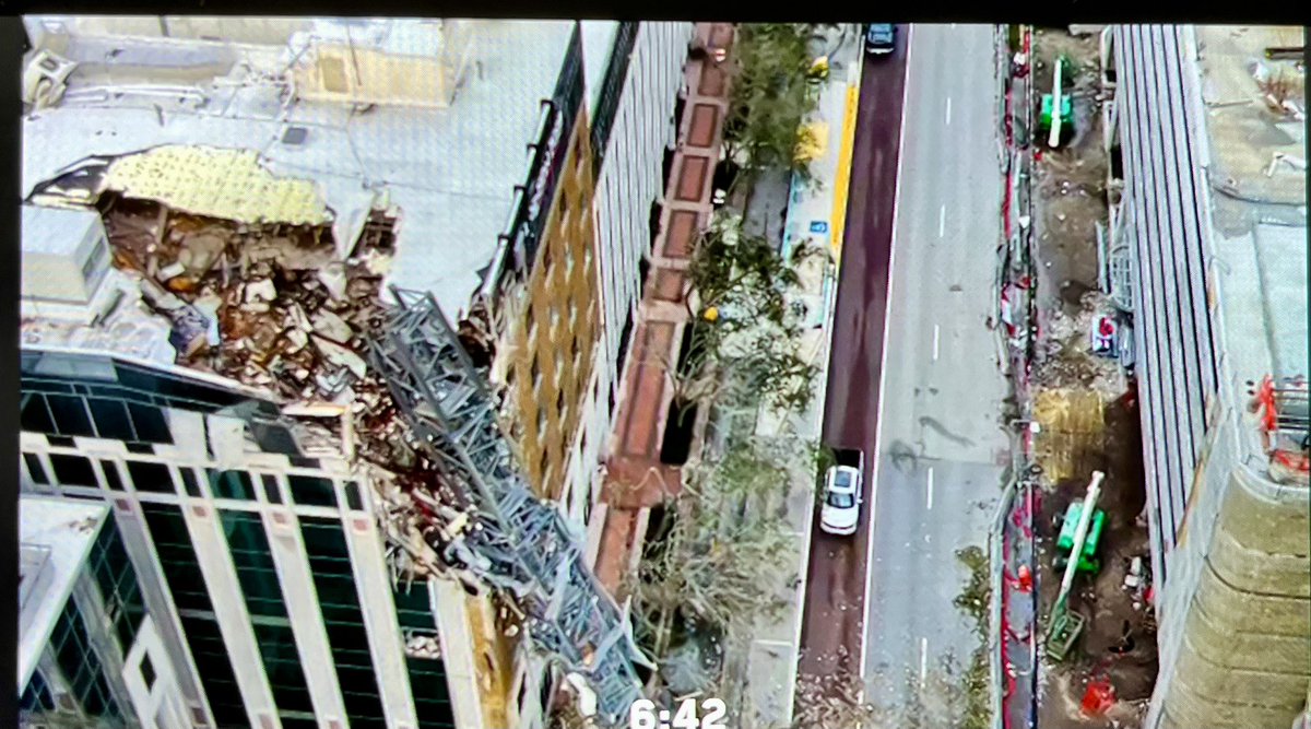 StPetePD's tweet image. First Damage- Here’s a Quick Look at some of the damage to the Trop and a downtown crane at 400 Central Avenue.
Due to the crane, streets are closed from 1st Ave North to 1st Avenue South and 3rd St. To 5th St. Avoid this area.