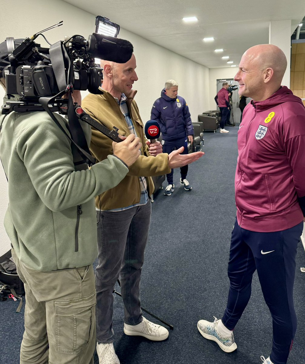 Lee Carsley var i strålende humør i går. “Nu må du ikke forveksle mig med Thomas Gravesen!” og “Kan du huske Jacob Laursen, som jeg spillede med i Derby!?” 🥳
📺 Optakt fra kl 20 til 🏴󠁧󠁢󠁥󠁮󠁧󠁿 - 🇬🇷 på Sport X