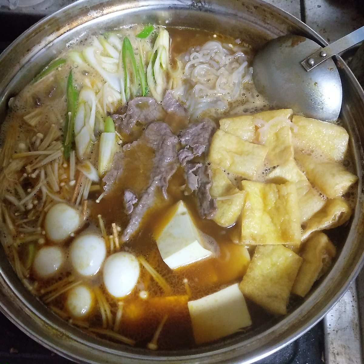 heart8lovekobe's tweet image. 清宮選手の会見に触発されて昨日作ったオリジナルのカレーちゃんこ🍲🍛
因みにレシピは
牛肉 油揚げ 豆腐 糸こんにゃく えのき 白ネギ うずら卵
昆布 ほんだし 醤油 みりん カレールー(バーモント) 水
全て適量😋
#noah_ghc 
#カレーちゃんこ 
#ちゃんこブーム