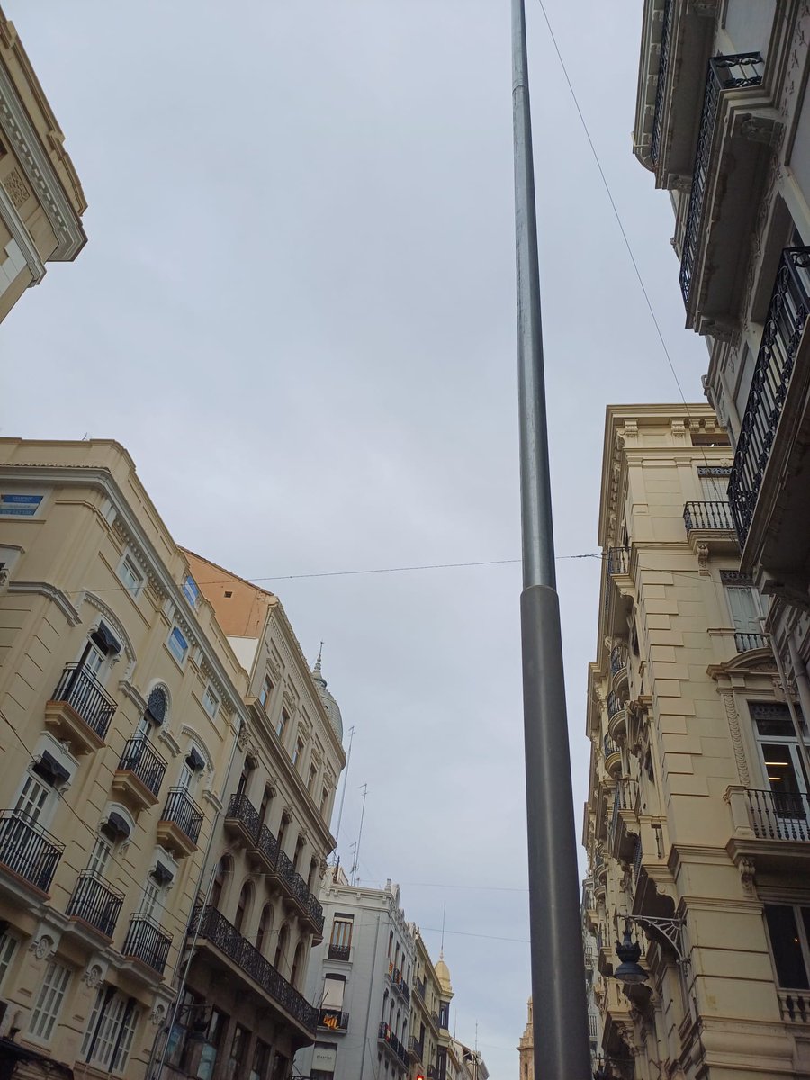 for_valencia's tweet photo. Borja han llenado la calle de la Paz de postes de 4 metros en medio de las jardineras. Suponemos que para luces de Navidad, pero queda muy chapucero.
@borsanro https://t.co/9uUv7MOJ8l
