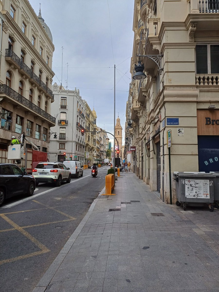 for_valencia's tweet photo. Borja han llenado la calle de la Paz de postes de 4 metros en medio de las jardineras. Suponemos que para luces de Navidad, pero queda muy chapucero.
@borsanro https://t.co/9uUv7MOJ8l