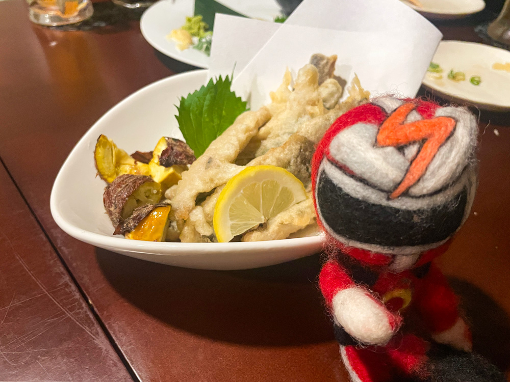 QTENGER's tweet photo. おつかレッド!
福岡本社の近くにある #OTE2 でご飯を食べてきたぞ😆
鮎の天ぷらや栗のから揚げが秋の味覚でおいしかった🤤
ナスのフライは、上にかかっている肉みそのピリ辛と、ナスの甘みが調和して最高だったぞ!
#企業公式がお疲れ様を言い合う #福岡グルメ https://t.co/JUujBrTepg