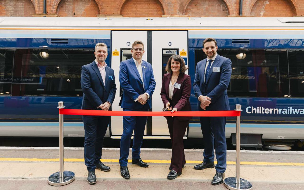 railpage's tweet image. Chiltern Railways unveils refurbished Class 168 train dlvr.it/TFBSVR #Birmingham #ChilternRailways #Class168 #Crewe