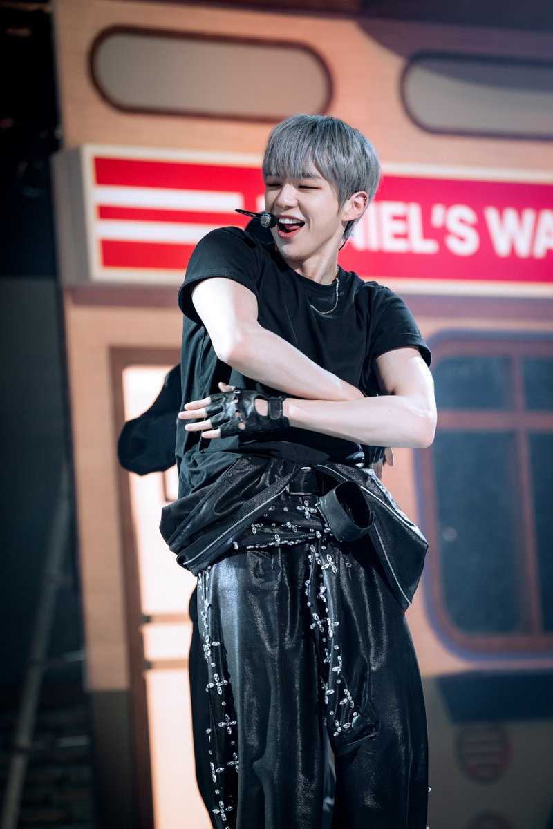 inga_sbs's tweet photo. ❤240929 인기가요 #미션포토

플로디의 강아지를 담당하고 있는
Electric Shock ! #강다니엘 입니다
귀여운데 스윗해 보이는 가나디얼굴🐶
ㄴ 인정~~^^*

플로디! 미션포토 보러 와!🛻𓂂 𓏸

MORE🔗https://t.co/VXjLEvmI9s

#Inkigayo #KANGDANIEL #Electric_Shock #일렉트릭쇼크 @kd_officialx https://t.co/Gvnk7hWtJX