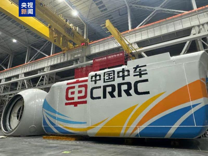 PDChina's tweet image. China has unveiled world's most powerful 20MW floating #WindTurbine, fresh off assembly line in Jiangsu. With a diameter of 260 meters and a sweep area equal to 7 football pitches, it can generate 62 million kWh of electricity a year—cutting 62,000 tonnes of CO2 emissions.