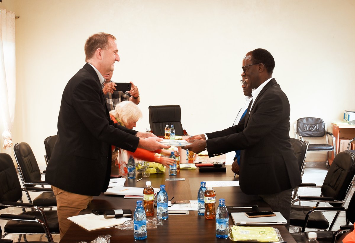 Le 08/10/2024, la SINELAC a accueilli une délégation de la <a href="/KfW_FZ_int/">KfW Development Bank</a> et de la <a href="/BMZ_Bund/">Bundesentwicklungsministerium</a> pour une visite à la centrale hydroélectrique RUZIZI II. La visite s'est conclue par la signature de la convention séparée entre la KfW et la SINELAC pour la réhabilitation de la #CHERII🌍⚡