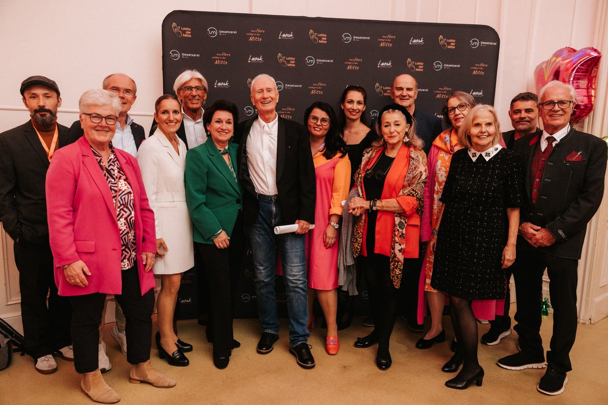LobbyderMitte's tweet photo. 1/ Liebe Freunde, Kunden und Partner, was für ein unvergesslicher Abend! Mit 150 wunderbaren Gästen durfte ich die Premiere meines neuen Buches „Mein Herz schlägt in der Mitte“ feiern. Eure Aufmerksamkeit, Diskussionsbeiträge und Begeisterung haben diesen Moment... https://t.co/t6OzZbhtNe