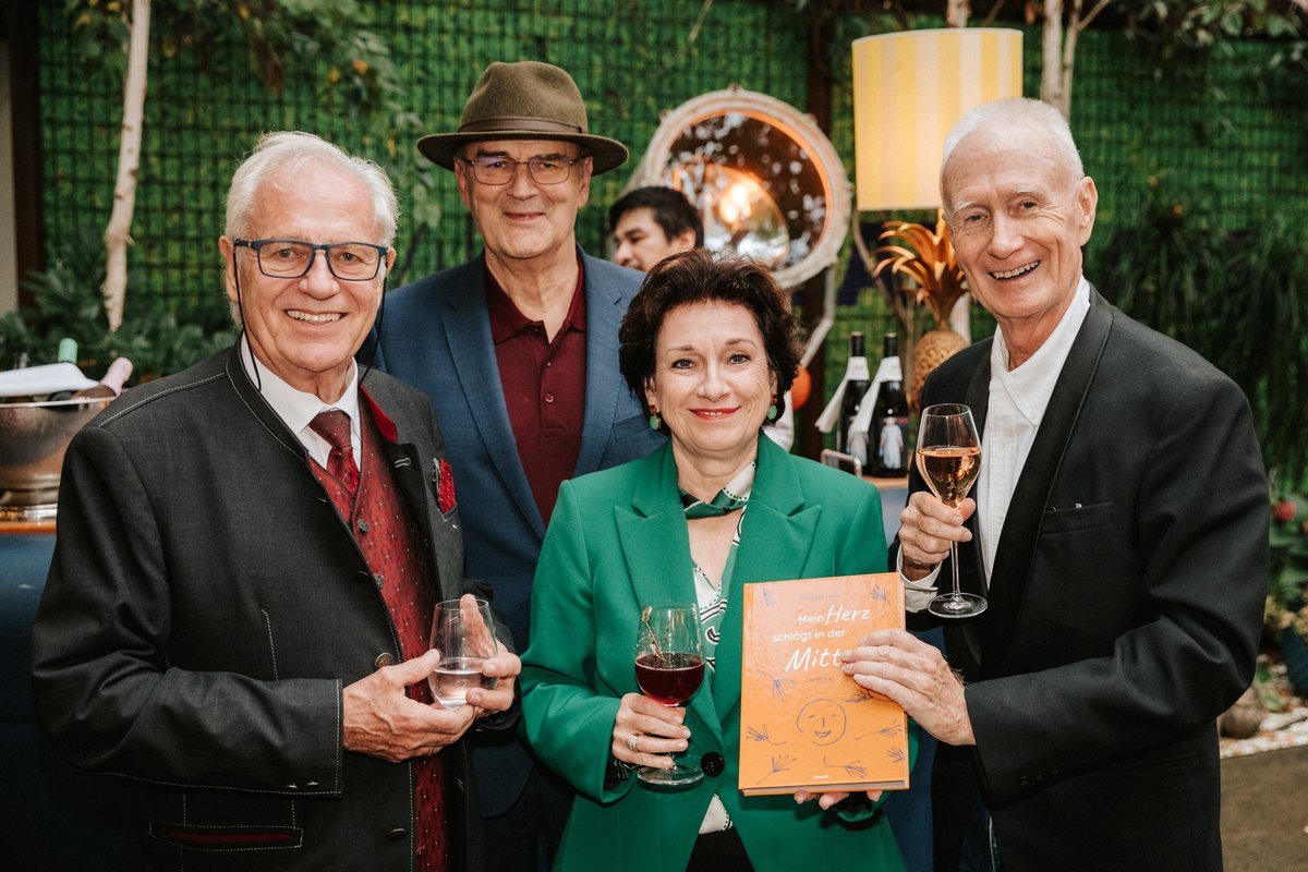 LobbyderMitte's tweet photo. 1/ Liebe Freunde, Kunden und Partner, was für ein unvergesslicher Abend! Mit 150 wunderbaren Gästen durfte ich die Premiere meines neuen Buches „Mein Herz schlägt in der Mitte“ feiern. Eure Aufmerksamkeit, Diskussionsbeiträge und Begeisterung haben diesen Moment... https://t.co/t6OzZbhtNe
