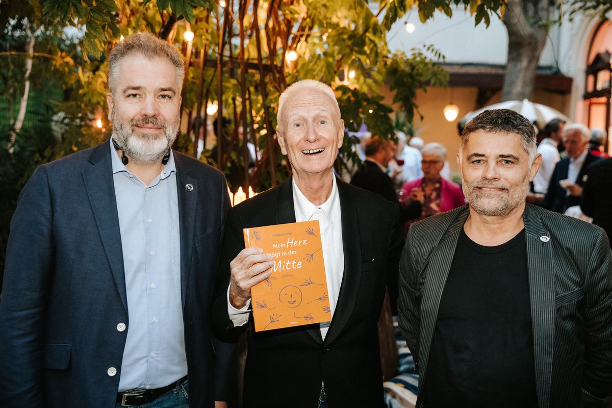LobbyderMitte's tweet photo. 1/ Liebe Freunde, Kunden und Partner, was für ein unvergesslicher Abend! Mit 150 wunderbaren Gästen durfte ich die Premiere meines neuen Buches „Mein Herz schlägt in der Mitte“ feiern. Eure Aufmerksamkeit, Diskussionsbeiträge und Begeisterung haben diesen Moment... https://t.co/t6OzZbhtNe