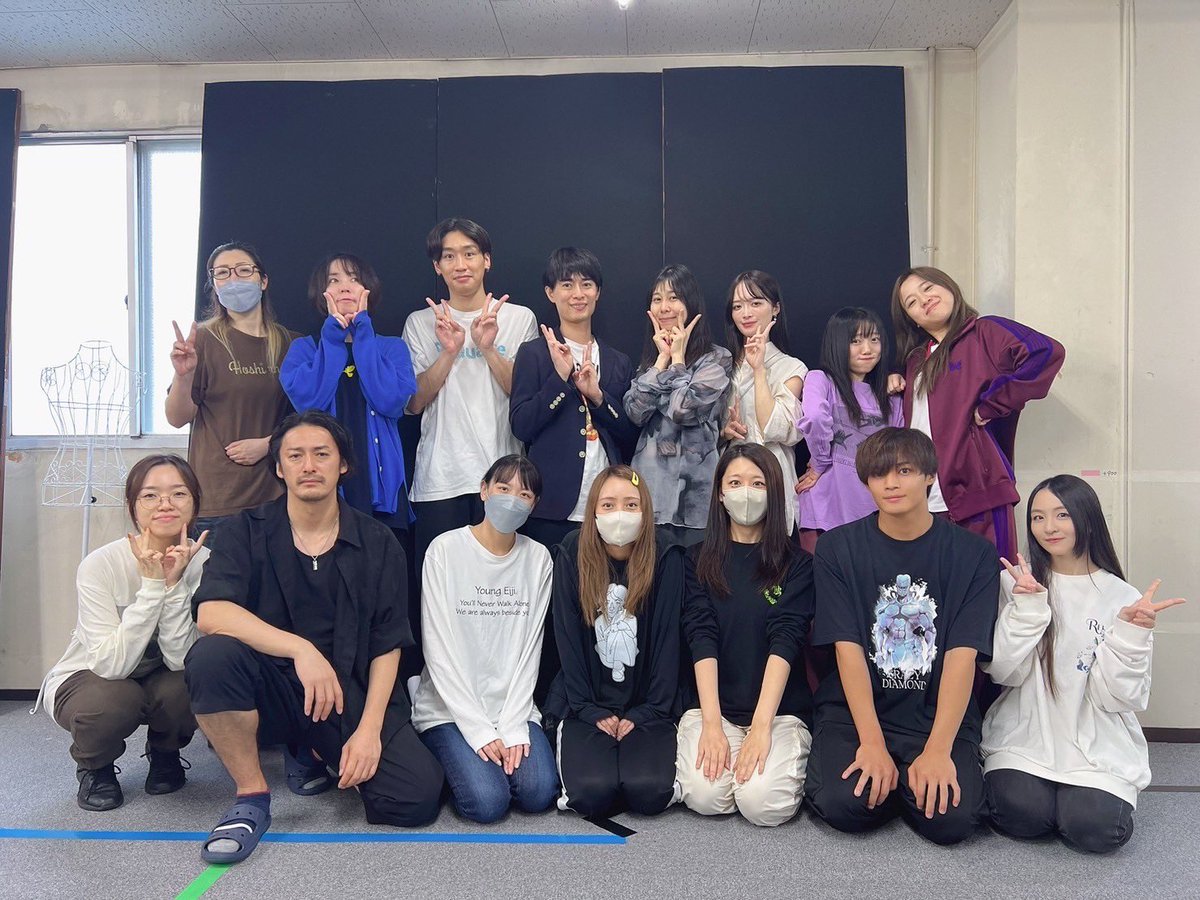 ryuseirhetoric's tweet photo. #シオねむ #星レト
先日の花チーム稽古！
藤堂瞬さんが本番間近でしばらく来られなくなるので、高エネルギーなシーンを稽古🤭

別の用事で来ていた沢田美佳と、月から見学に来ていた未依さんにも急遽参戦してもらった後半🌠

桜庭家の大黒柱が無事に本番を終えて戻ってくるのを待ってます🍀 https://t.co/8biNEitGGt