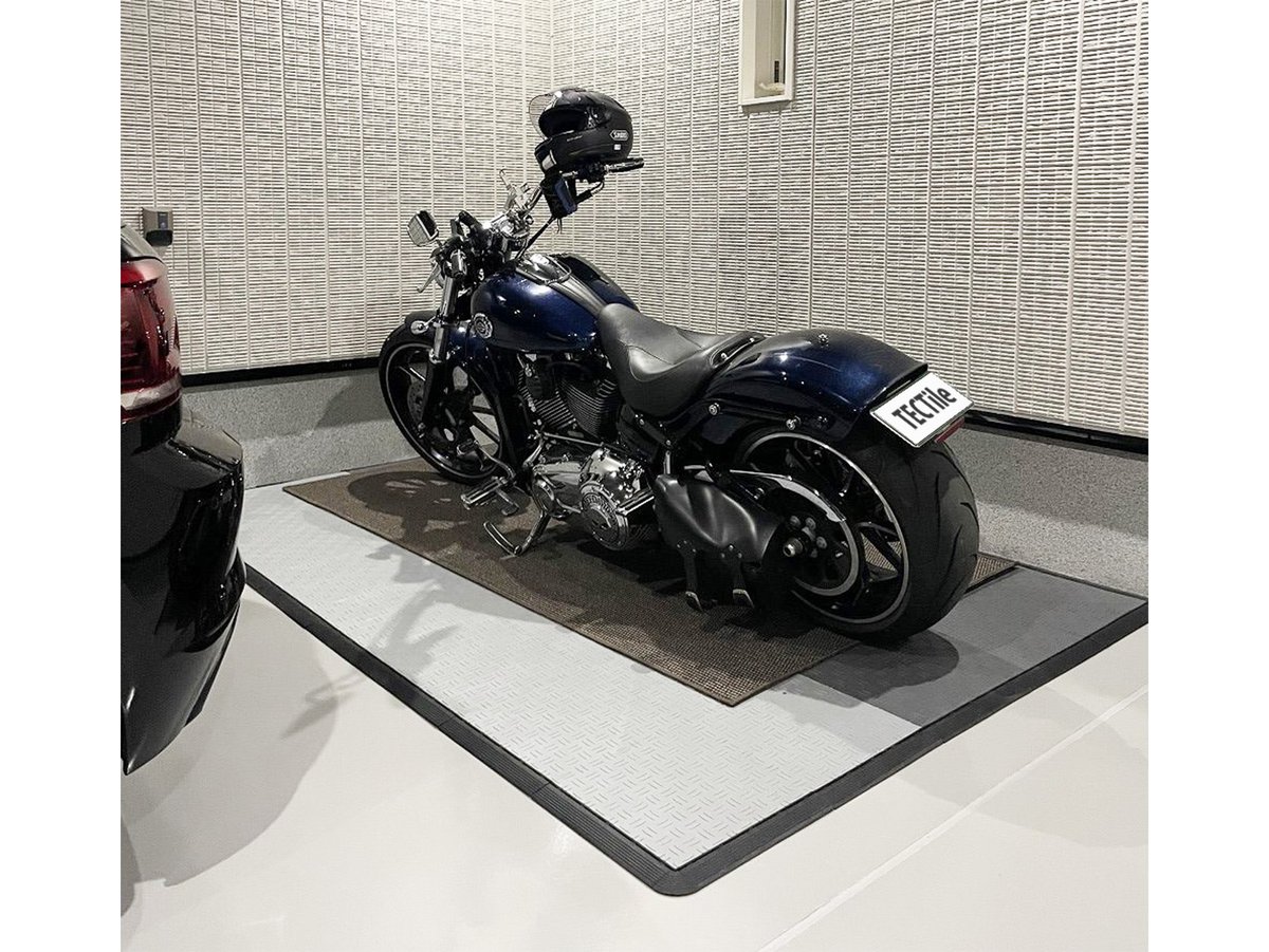 tec_tile's tweet photo. 2023/10/27 しのや 様
商品◆フリーサイズ

カラー＆枚数◆DARK GRAY28枚、LIGHT GRAY24枚、エッジ28個、コーナー4個

サイズ（エッジ含む）◆2740mm × 1750mm

感想◆バイクショールームみたいになり、とても満足しております。

#テックタイル #tectile #GarageLife #ガレージライフ #フロアタイル https://t.co/SNLawWW9W9