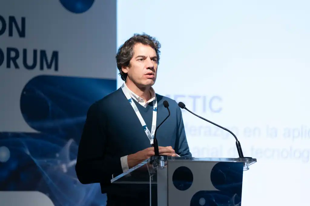 <a href="/MisterKUCH/">Carlos Kuchkovsky</a>, asesor de tecnología cuántica para <a href="/wef_es/">Foro Económico Mundial</a> y CEO de <a href="/QCentroidLab/">QCentroid</a>, nos explica cómo la #computación cuántica evoluciona de una manera que todos podemos entender, mostrando un enorme potencial que puede impactar positivamente en la sociedad. bit.ly/4gZmnRS