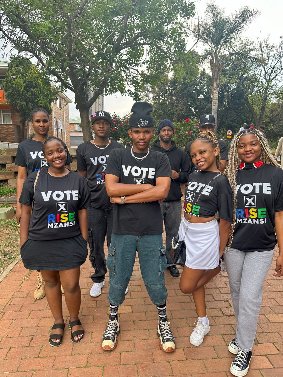 RiseMzansiYouth's tweet photo. #RiseMzansi UJ SRC Candidate Tshepang Bopalamo, together with our supporters, was at APB Campus engaging students on the ongoing SRC elections and making sure they vote.
Vote RISEMzansiUJ for the future you want to see at UJ!
#RiseMzansiSRC #UJSRC #VoteRiseMzansiUJ https://t.co/VHtPKFXW4Q