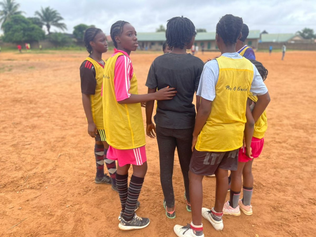 orahbayitfound1's tweet image. Through continuous support, our Play &amp;amp; Excel girls are not just athletes today but leaders of tomorrow, ready to make a difference in their communities. #PlayAndExcel #OneYearof Growth #Teamwork #LeadershipSkills #Football  #today #leader #fun #support  #athletes #excel