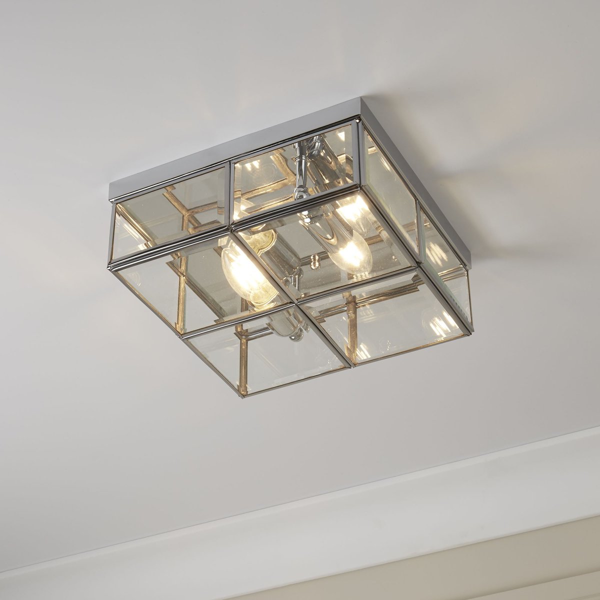 SearchlightElec's tweet image. Elevate your home’s aesthetic with the Pisa Chrome Flush Pendant. Its polished chrome finish and bevelled glass design bring a bold, luxurious touch to any traditional space. 

Product Code: 6769-26CC

#HomeTransformation #Ceilinglight #LuxuryLighting