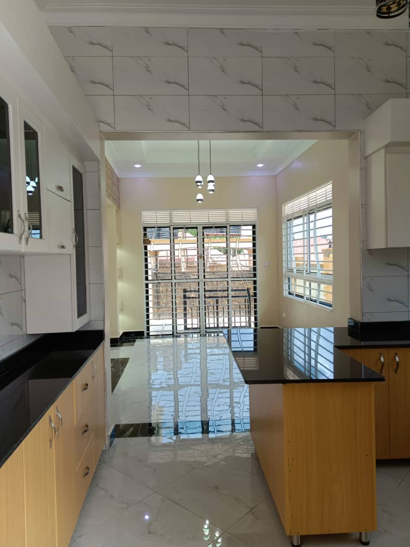 shukranproperty's tweet image. BRAND NEW HOUSE FOR SALE

LOCATED IN KITENDE ON ENTEBBE ROAD 300 METRES FROM THE MAIN ROAD

#4BEDROOMS SELF CONTAINED WITH #2BOY'S QUARTERS, OUT SIDE TOILET AND WATER TANK

SEATED ON 13 DECIMALS PRIVATE MAILO LAND TITLE

ASKING PRICE #580M UGX NEGOTIABLE

CALL 0706592177