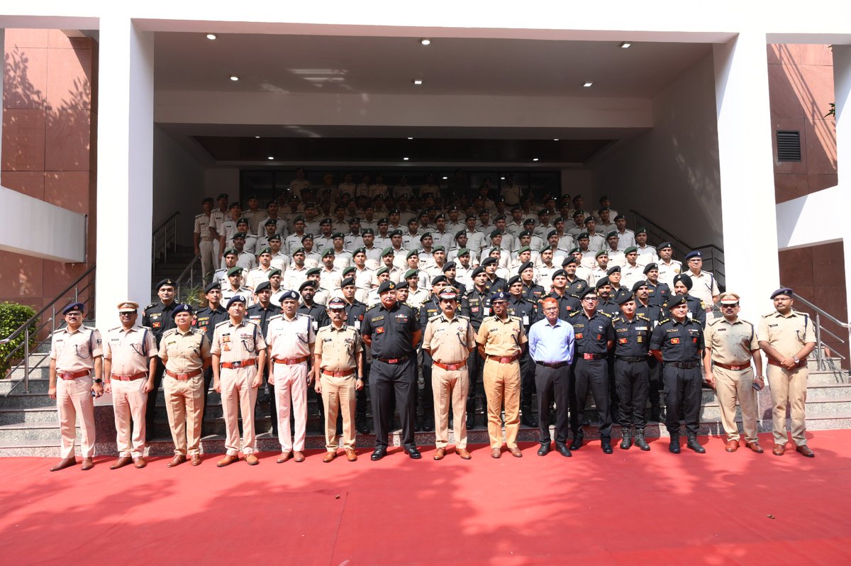 bihar_police's tweet image. पुलिस महानिदेशक, BSAP, श्री ऐoकेo अम्बेडकर के साथ अन्य वरीय पुलिस पदाधिकारी एवं गणमान्य उपस्थित रहे।

उक्त प्रशिक्षण में BSAP के 201 पुलिसकर्मियों (172 पुरुष, 29 महिलाएं) को NSG के Trainers द्वारा VIP Security PSO कोर्स का प्रशिक्षण दिया गया।(2/2) 
#VIPSecurity
@nsgblackcats