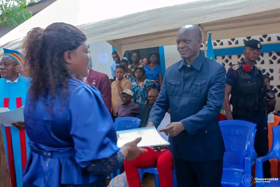 Augustin KAYEMBA MULEMENA clôture l'année académique 2023-2024 à l'ISSSC 

MBUJIMAYI, LE 08.10.2024|#CELCOM-PROGOU.

Le Gouverneur ad intérim, Augustin KAYEMBA MULEMENA, a présidé, ce mardi 08 octobre 2024, la double cérémonie de collation des grades académiques et de clôture de