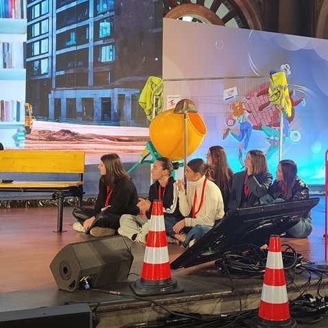 Gli studenti si sono detti entusiasti della loro partecipazione al #FNEC2024: "La scuola ci ha dato l’opportunità di partecipare a questo Festival, è stato un grande piacere perché ci ha insegnato cose nuove, soprattutto sull’economia civile" repubblica.it/dossier/econom…