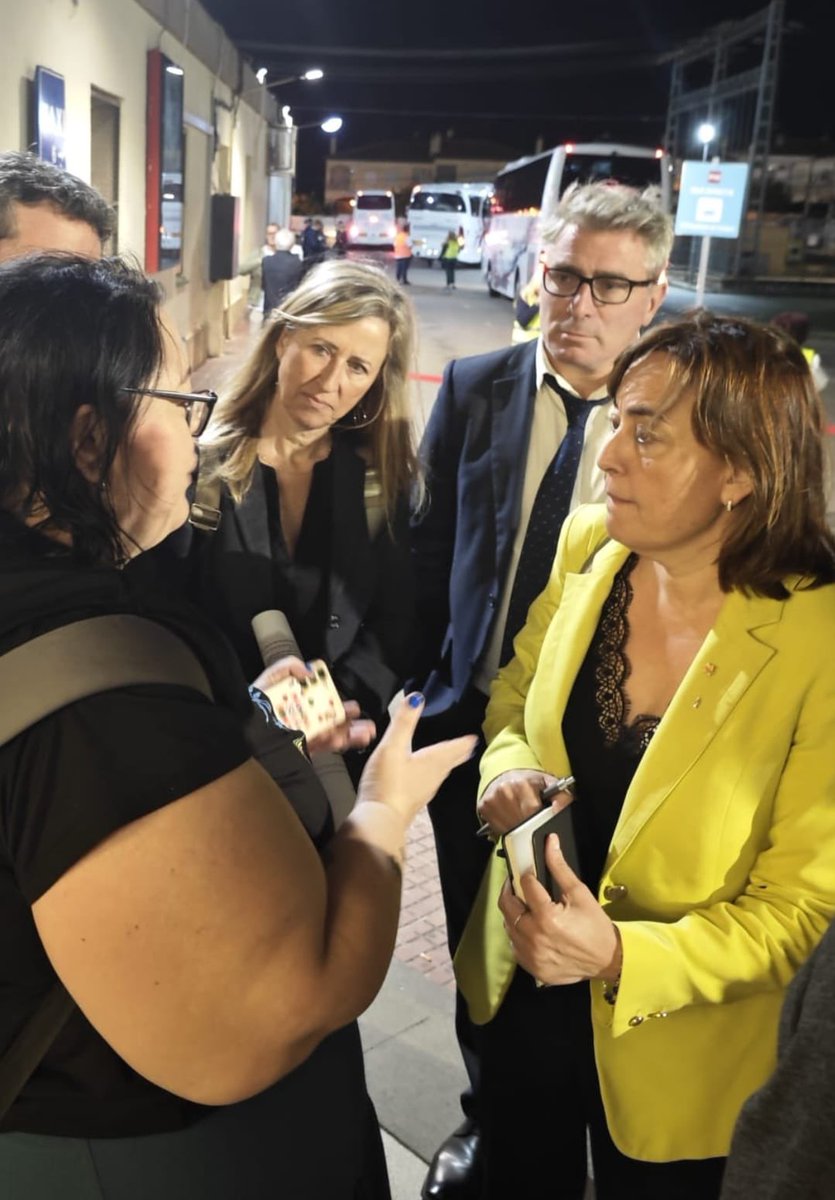 Aquest matí ens hem trobat amb A. Carmona, <a href="/Kmarmovi/">Kenneth Martínez</a> i <a href="/SilviaPaneque/">Sílvia Paneque</a>, revisant l'operativa a Sant Vicenç. Hem demanat reforç per carretera per totes les estacions mentre <a href="/Adif_es/">Adif</a> soluciona els problemes a les vies. Per <a href="/rodalies/">Rodalies Catalunya</a> el tall és viu, però nosaltres... estem morts! 💀