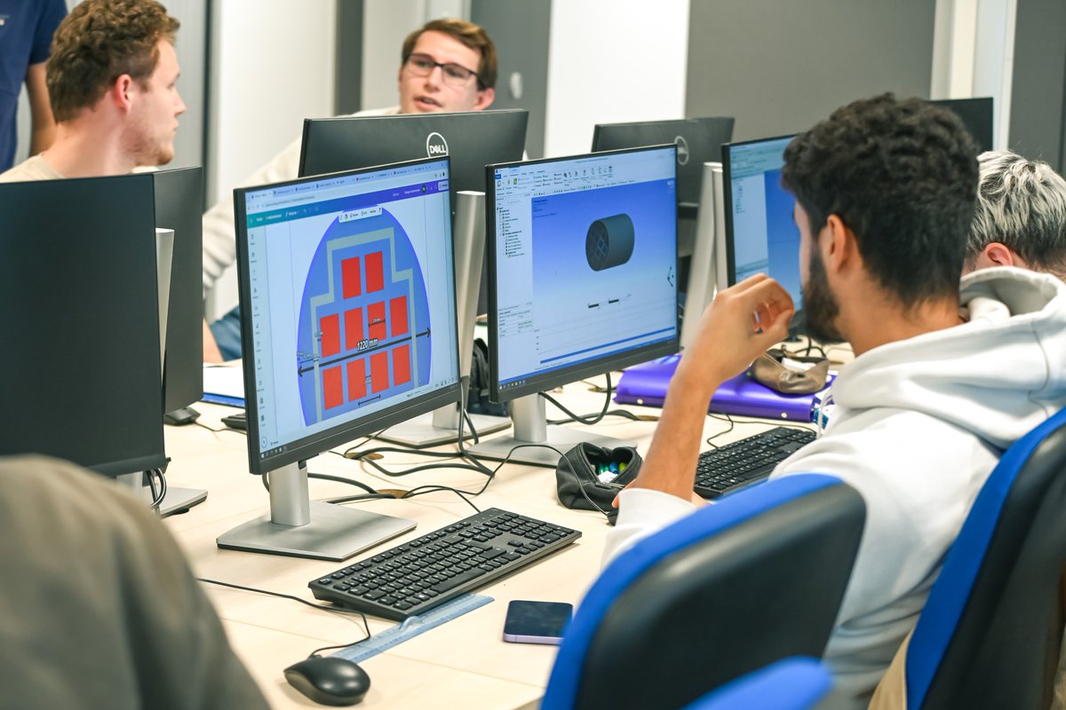 ENSICAEN's tweet image. Nos élèves-ingénieurs relèvent un défi immersif en conception nucléaire sous forme de serious game ! 3 équipes techniques coordonnées par 3 chefs de projet pour modéliser un emballage nucléaire 🚀 #SeriousGame #NuclearEngineering