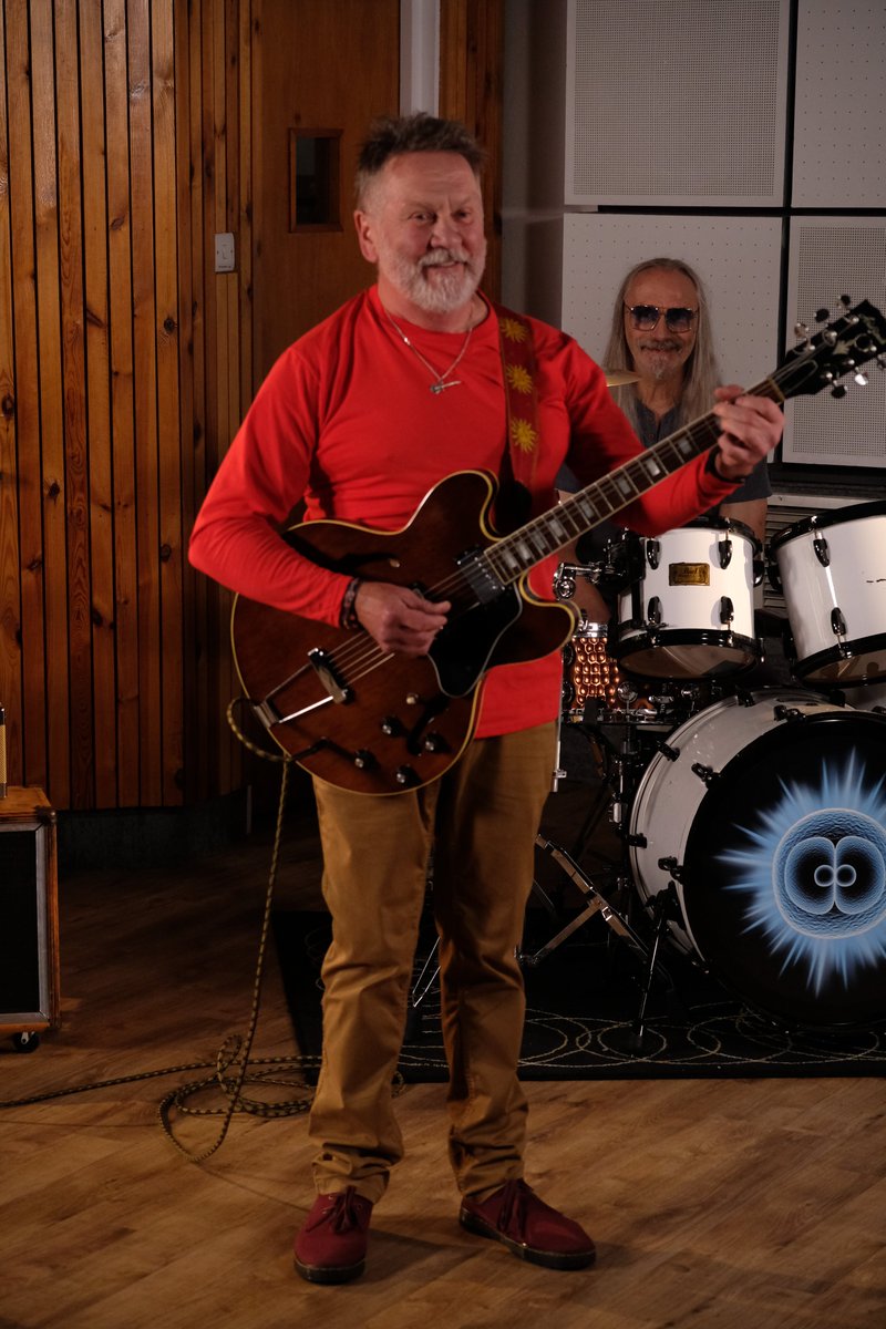 Its always smiles with Rob and Dave on Set! 😁

A flash back to the making of All Our Yesterdays Music Video 🎵

Check it out here: 
youtube.com/watch?v=cA-ry9…

#rock #allouryesterdays #smiles #happy #musicvideo #BehindTheScenes