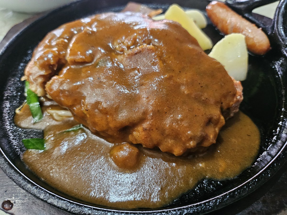 saenai45's tweet photo. 今日のランチは、レトロな喫茶店でハンバーグ定食😋

#ランチ
#らんぷレストラン https://t.co/wALOErONsd