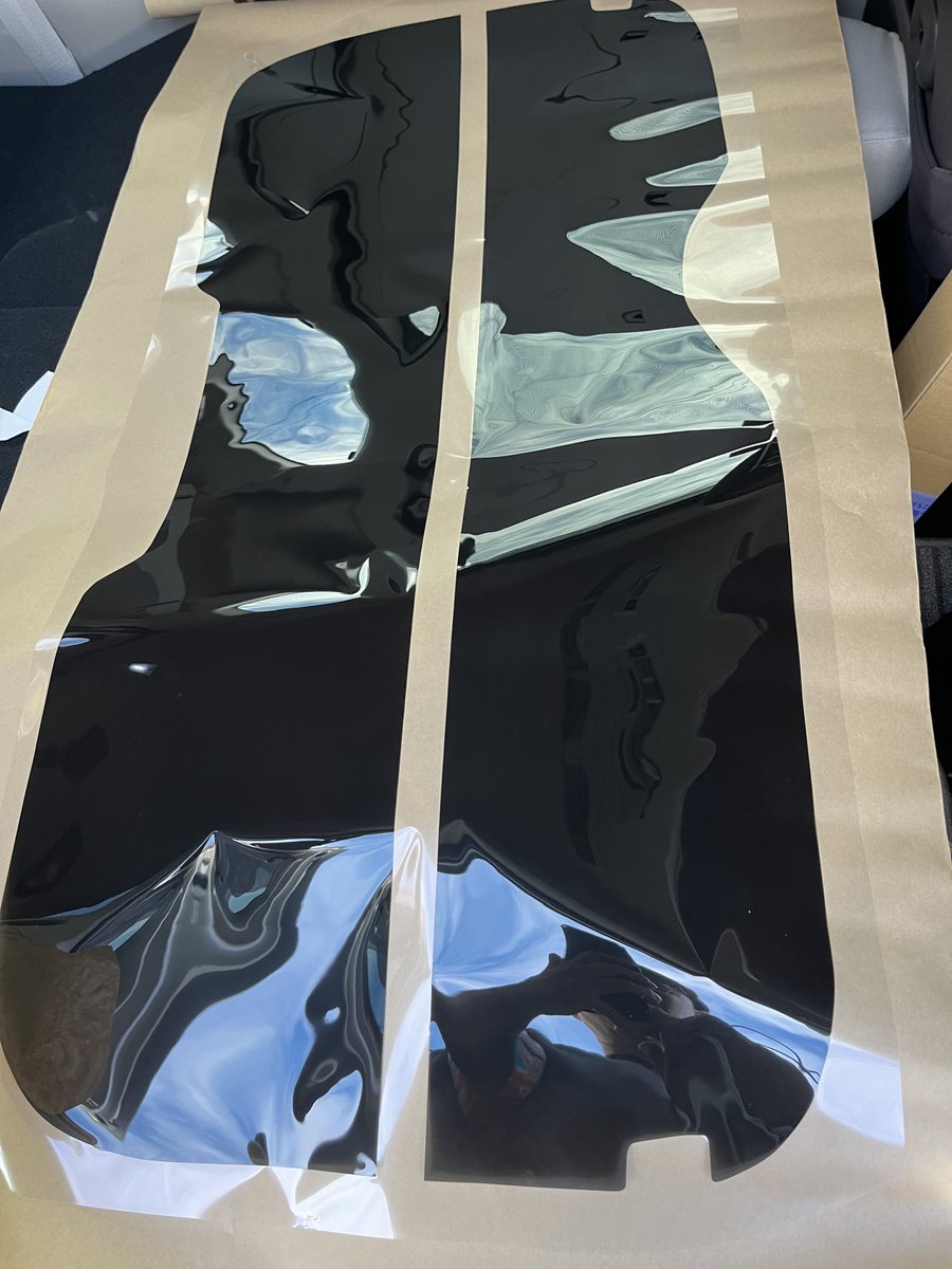 everynv100's tweet image. 自家用車買ったので久々フィルム貼りと
16万キロエブリィのナビ更新
#あと３年乗りたい
#Androidナビ
#PORMIDO