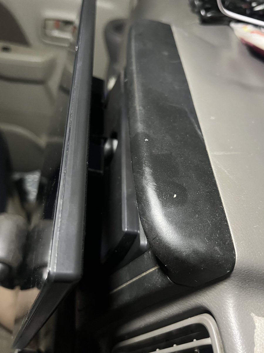 everynv100's tweet image. 自家用車買ったので久々フィルム貼りと
16万キロエブリィのナビ更新
#あと３年乗りたい
#Androidナビ
#PORMIDO