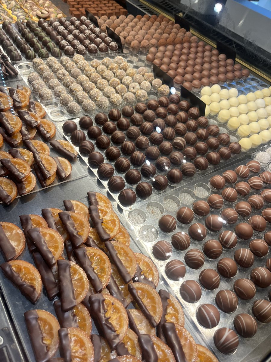 EHendersonRN's tweet image. 🇨🇭Geneva🇨🇭
Beautiful walks around botanical gardens, jet d’leau and fresh water fountains scattered around but does fruit covered in chocolate count?
Swiss Chocolate = dreamy
Staying hydrated with my #ASMOSUSresource water bottle #CVD #150 #switzerland