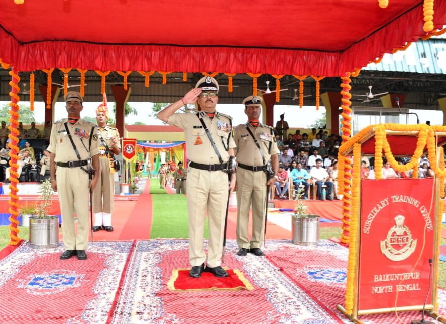 stcbsfnb's tweet image. Today,401 Female Recruits of STC BSF NB took an oath to serve the nation in an attestation cum POP ceremony. 
Sh Soorya Kant Sharma,IG STC BSF NB, reviewed  the parade &amp;amp; commended the high standards of training imparted to the Recruits.
