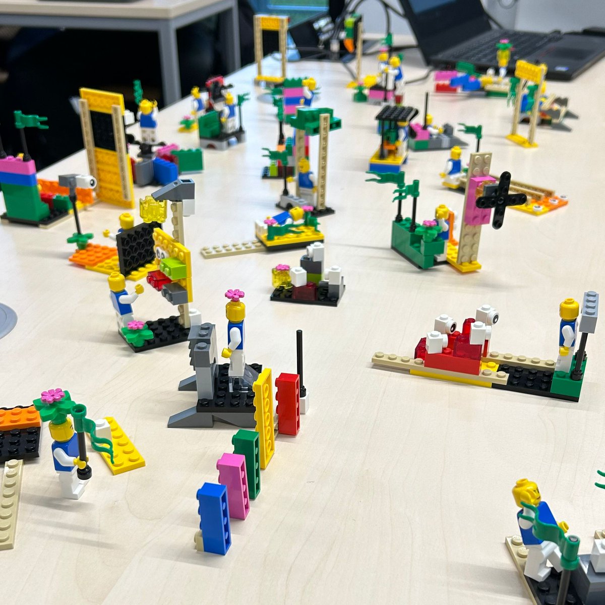 Daniel Hagemann (@danielhagemann_) on Twitter photo Neues Semester, neues Glück 🍀 Gestern bin ich mit dem Seminar „Digitale Wahlkämpfe“ gestartet & die Studierenden durften mit Lego vom <a href="/SeLL_hhu/">Service-Center für gutes Lehren und Lernen (SeLL)</a> spielen ... aber nicht (nur) zum Spaß, sondern um sich dem Begriff „Campaigning“ zu nähern. Ein gelungener Start ins Seminar!🥳<a href="/HHU_de/">Heinrich-Heine-Universität Düsseldorf</a> Neues Semester, neues Glück 🍀 Gestern bin ich mit dem Seminar „Digitale Wahlkämpfe“ gestartet & die Studierenden durften mit Lego vom <a href="/SeLL_hhu/">Service-Center für gutes Lehren und Lernen (SeLL)</a> spielen ... aber nicht (nur) zum Spaß, sondern um sich dem Begriff „Campaigning“ zu nähern. Ein gelungener Start ins Seminar!🥳<a href="/HHU_de/">Heinrich-Heine-Universität Düsseldorf</a>