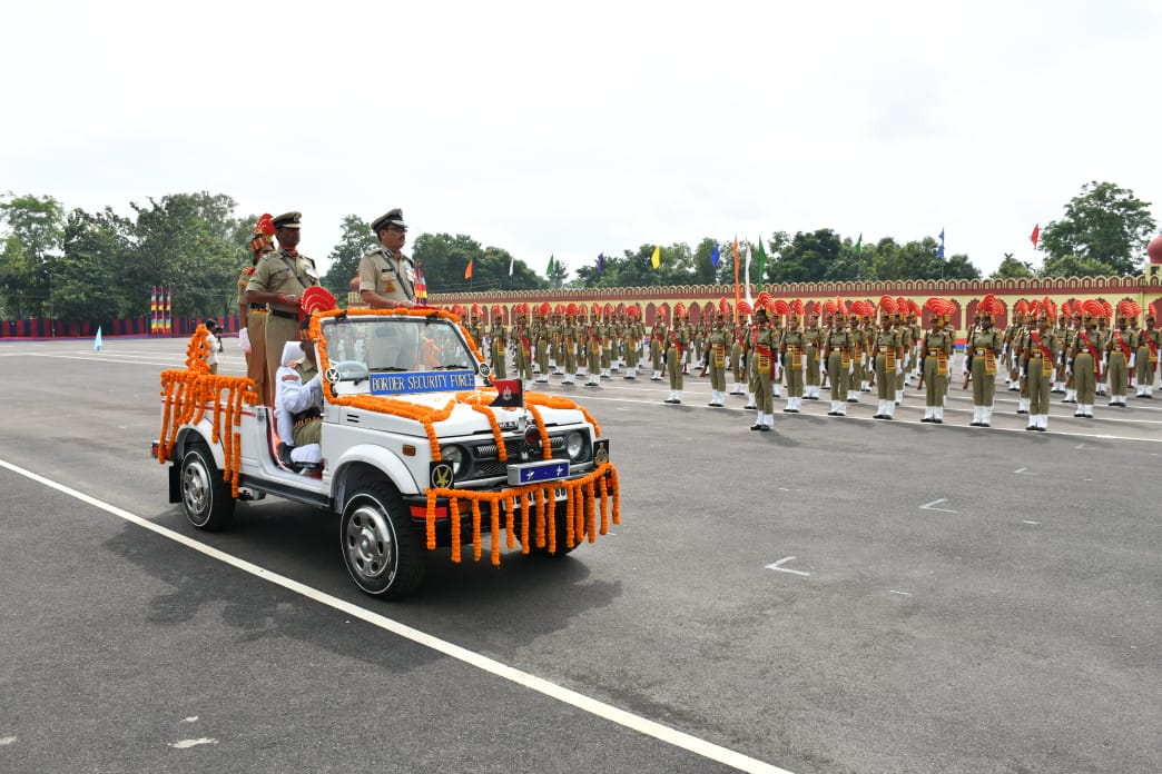 stcbsfnb's tweet image. Today,401 Female Recruits of STC BSF NB took an oath to serve the nation in an attestation cum POP ceremony. 
Sh Soorya Kant Sharma,IG STC BSF NB, reviewed  the parade &amp;amp; commended the high standards of training imparted to the Recruits.