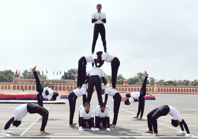 stcbsfnb's tweet image. Today,401 Female Recruits of STC BSF NB took an oath to serve the nation in an attestation cum POP ceremony. 
Sh Soorya Kant Sharma,IG STC BSF NB, reviewed  the parade &amp;amp; commended the high standards of training imparted to the Recruits.