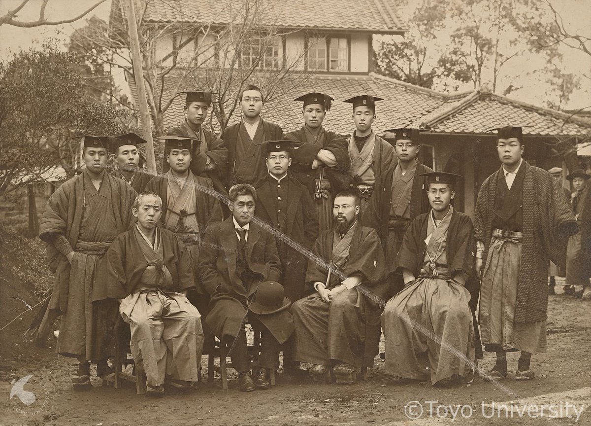 InoueEnryo_toyo's tweet image. 1904(明治37)年3月の愛知県同窓会写真をカラー化。
#colorization
小石川原町(現:白山キャンパス)の哲学館事務所前で、前列左端が森田徳太郎(哲学館高額寄付者)、その隣に円了。
翌月に私立哲学館大学に改称の開校式、念願の大学部開設前も、表情が暗い円了。
理由は以下URLを
x.gd/6bitE