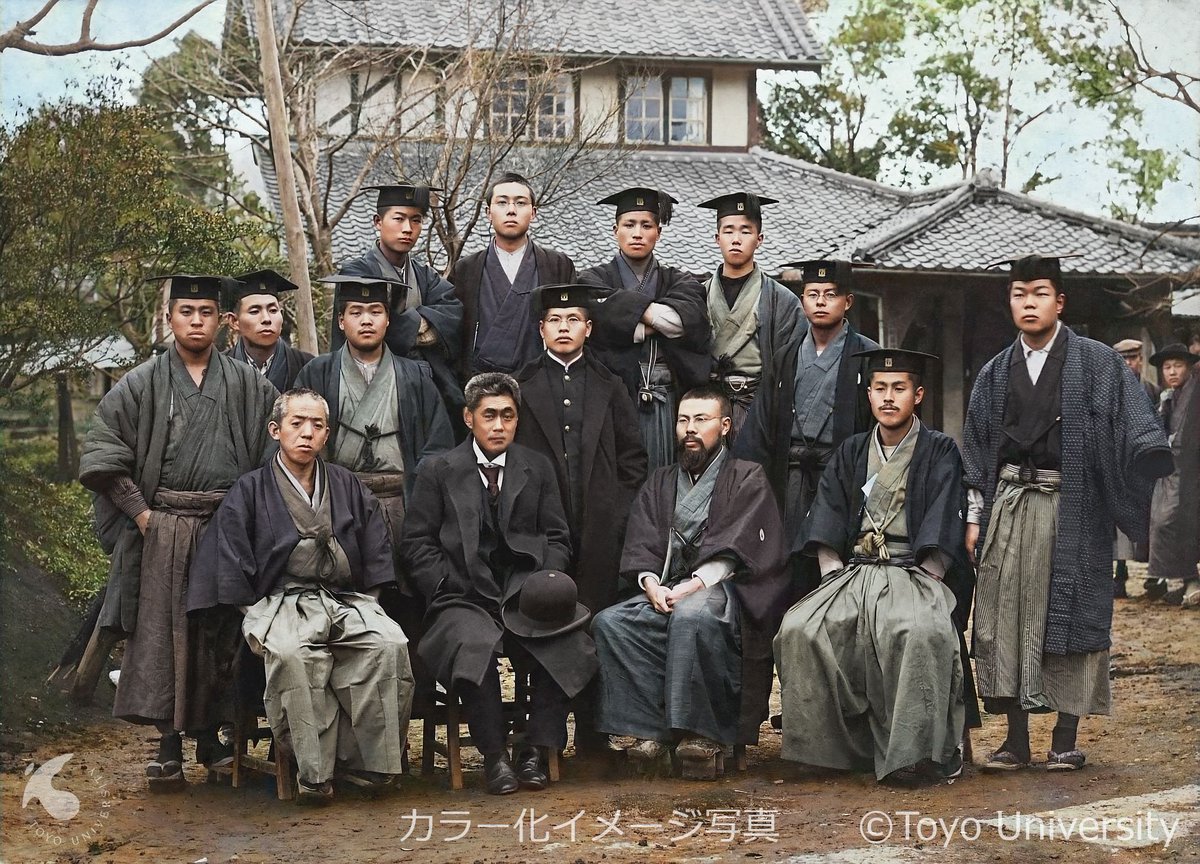 InoueEnryo_toyo's tweet image. 1904(明治37)年3月の愛知県同窓会写真をカラー化。
#colorization
小石川原町(現:白山キャンパス)の哲学館事務所前で、前列左端が森田徳太郎(哲学館高額寄付者)、その隣に円了。
翌月に私立哲学館大学に改称の開校式、念願の大学部開設前も、表情が暗い円了。
理由は以下URLを
x.gd/6bitE