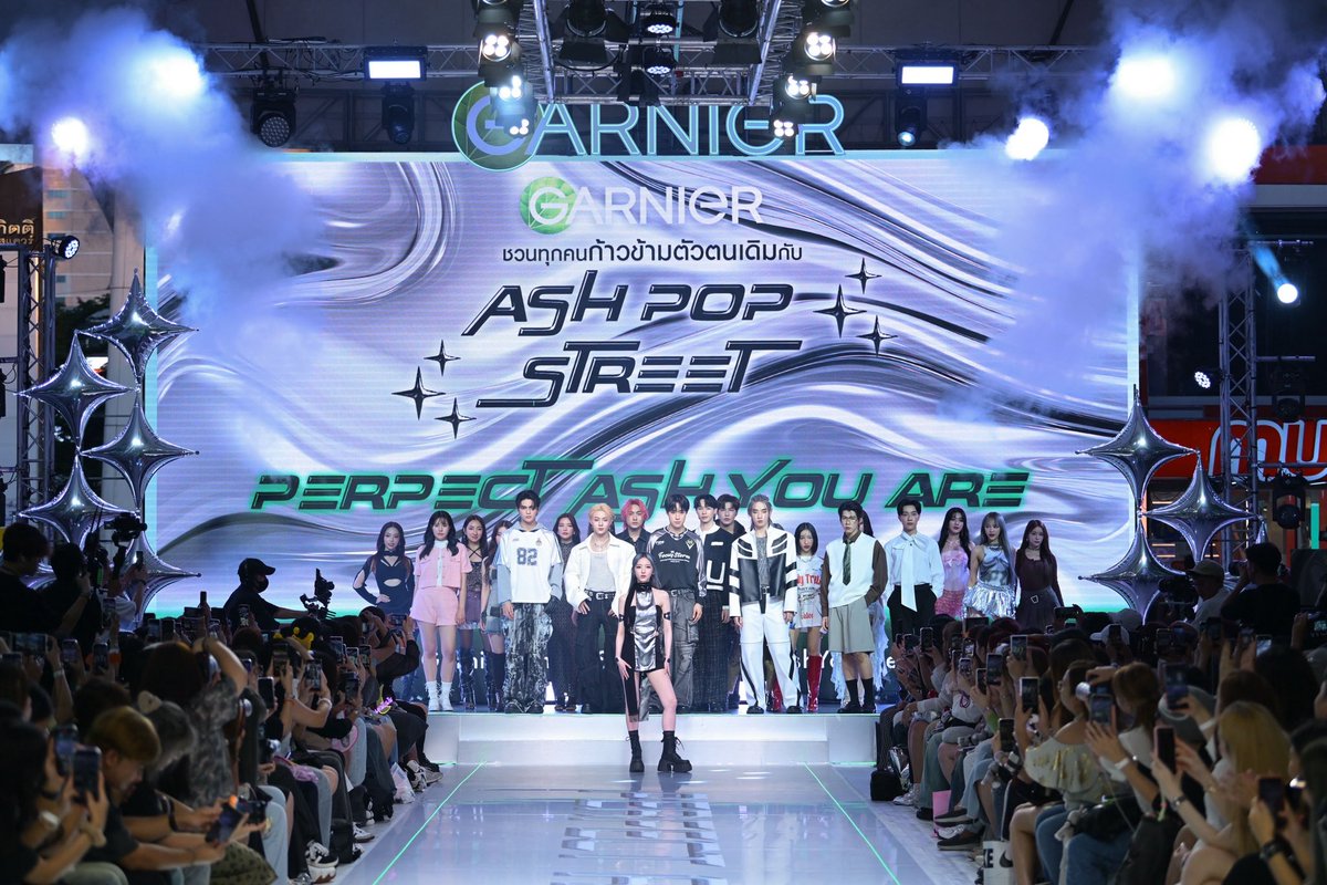 EM_Gossip's tweet photo. Garnier ทำถึง! ชวน เนเน่ พรนับพัน ยกทัพศิลปิน T-POP มาอวดสีผม ใหม่! สี Cool Ash ที่อีเวนท์ ASH POP STREET ใจกลางสยามสแควร์

#PerfectAshYouAre #GarnierColorNaturals #GarnierThailand

การ์นิเย่ คัลเลอร์ แนทเชอรัลส์ ประเทศไทย ชวนคนรุ่นใหม่มาปลดล็อกตัวตนให้คูลขั้นสุด ด้วยผลิตภัณฑ์ย้อมสีผม   สีใหม่ Cool Ash สีผมประกายหม่น สวยเด่นชัด เงางามถึง 5 เท่า* พร้อมพาเหล่า Gen Z ก้าวข้ามตัวตนเก่า แล้วเปลี่ยนมาเป็นตัวเองให้ดีกว่าเดิมในคอนเซปต์ Perfect Ash You Are  นำทีมโดย “เนเน่ พรนับพัน” นักร้องสาวไอดอลของคนรุ่นใหม่ ในฐานะ COOL ASH MUSE  ที่มาสร้างปรากฏการณ์สุดพิเศษในงาน Garnier Ash Pop Street ด้วยการเดินรันเวย์สับ ๆ พร้อมอวดสีผมสุดจึ้ง Cool Ash ให้ผู้ร่วมงานได้สัมผัสถึงการเปลี่ยนลุคให้สุดปัง พร้อมปลดปล่อยความคูลสุดพลังไปกับบอยแบนด์แห่งวงการ T-POP ‘LYKN’ และ ‘PERSES’ ที่มาโชว์ความมันส์สุดขีดบนเวที และ DICE ที่พาทัวร์โปรโมตงานอย่างสนุกสนาน       ณ ลานกิจกรรม BLOCK K สยามสแควร์ ในวันที่ 28 – 29 กันยายน 2567 นี้ 

เนเน่ พรนับพัน กล่าวถึงการร่วมงานกับการ์นิเย่ คัลเลอร์ แนทเชอรัลส์ ประเทศไทยว่า “รู้สึกดีใจที่ได้เป็นตัวแทนของคนรุ่นใหม่ ให้ก้าวข้ามตัวตนเก่า ด้วยสีผม Cool Ash จาก Garnier Color Naturals เพราะปกติตัวเองเป็นคนมีสไตล์ชัดเจน    ซึ่งพอได้มีโอกาสใช้ครีมเปลี่ยนสีผม Garnier Color Naturals ช่วยให้ความเป็นตัวเองชัดเจนยิ่งขึ้นผ่านสีผมสวยสุดคูล และอยากเชิญชวนให้คนรุ่นใหม่ให้ก้าวข้ามตัวตนไปกับครีมเปลี่ยนสีผมจาก Garnier เช่นเดียวกัน” 

นอกจากนี้ผู้เข้าร่วมงานยังสามารถร่วมค้นหาเสน่ห์สีผมในแบบที่เป็นตัวเองได้ในกิจกรรม Workshop Personal Color พร้อมยก Garnier Salon Bus ซาลอนเคลื่อนที่มาให้บริการเปลี่ยนสีผมฟรี! ภายในงาน จัดมาให้แบบจัดเต็ม เนรมิตสีผมของคุณให้โดดเด่น ด้วยผลิตภัณฑ์เปลี่ยนสีผม Garnier Color Naturals หลังจากกิจกรรมในวันที่ 28 – 29 กันยายน 2567 Garnier Salon Bus จะเดินทางไปเปลี่ยนลุคสวยในพื้นที่กิจกรรมใกล้บ้านทั่วประเทศไทย อีกทั้งยังมีกิจกรรมสุดพิเศษอีกมากมายภายในงาน ไม่ว่าจะเป็นกิจกรรม DIY Headdress สุดเก๋ ในแบบของตัวเอง และกิจกรรม Hair Mu-Te-Lu (แฮร์มูเตลู) ดูดวงไพ่ Oracle พร้อมแนะนำสีผมเสริมดวง สายมูไม่ควรพลาด ปิดท้ายด้วยกิจกรรมรันเวย์ สุดปังจากเหล่า Cool Ash Muse พร้อม Hair Color Idols และกิจกรรม Random Dance ถูกใจ Gen Z ขั้นสุด  
             การ์นิเย่ คัลเลอร์ แนทเชอรัลส์ ครีมเปลี่ยนสีผม เพื่อสีผมดูสวย เด่นชัด แม้ผมสีเข้ม สามารถล็อกสีผมติดทนนาน ผสานพลังจากน้ำมันธรรมชาติ 3 ชนิด ผมดูเงาสลวย ไม่แห้งเสีย ปิดสีผมเดิมได้แนบสนิท พร้อมให้คุณโดดเด่นด้วยลุคใหม่ที่มั่นใจ มีเสน่ห์ ไปกับทุกเฉดสีผมที่คุณเลือก 

นอกจากผู้ร่วมงานจะได้เปิดประสบการณ์ความคูลและค้นหาลุคใหม่ด้วยสีผมจาก Garnier Color Naturals สี Cool Ash ยังได้รับสิทธิ์ลุ้นรับของรางวัลอีกมากมาย ผ่านตู้สุ่ม Gachapon ได้ของที่ระลึกกลับบ้านไปแบบฟิน ๆ ติดตามรายละเอียดเพิ่มเติมได้ที่ เว็ปไซต์ : https://t.co/Pj7NMM70gd หรือ Facebook, Instagram, TikTok:  Garnier Thailand 

📸 : https://t.co/stNYcWs86v