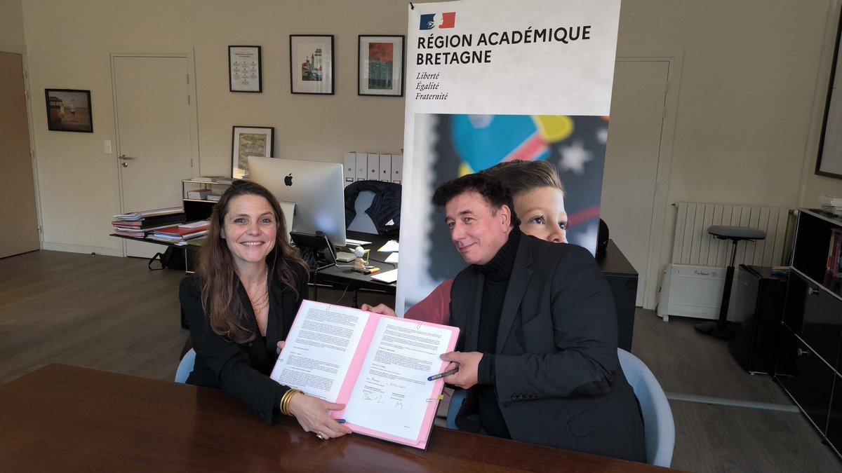 🤝Signature de convention de partenariat entre <a href="/reseau_canope/">Réseau Canopé</a> et l'EAFC de l'<a href="/acrennes/">Académie de Rennes</a>. 
Ensemble, nous renforçons notre engagement pour soutenir la #formation continue et l'innovation pédagogique des enseignants. 
#Éducation #Partenariat #Innovation